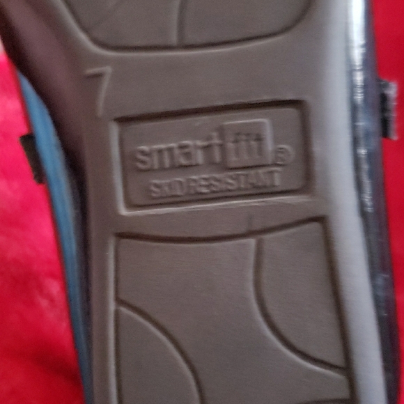 Elegant Black Patent Leather Flats - Picture 6 of 7